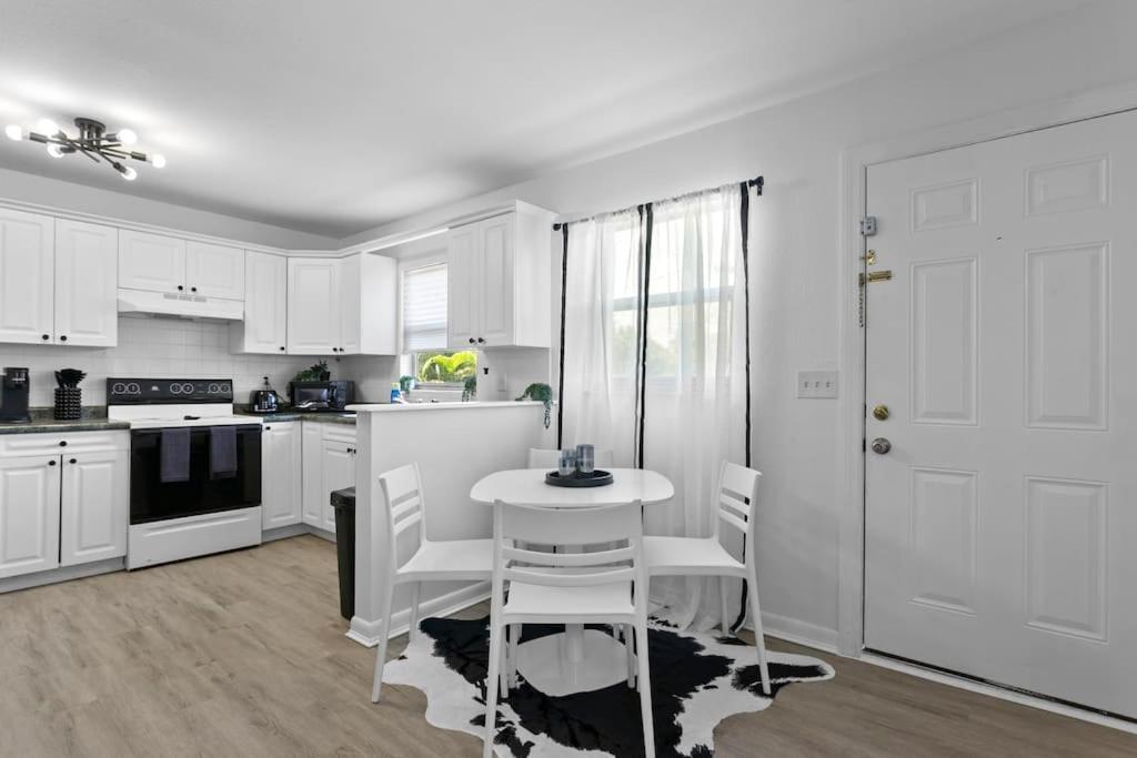 Zebra House - Close 2 Tampabay Has To Offer * Tampa